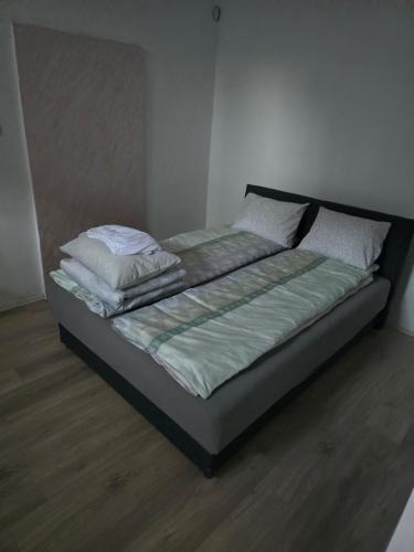 un lit avec deux oreillers dessus dans une chambre dans l'établissement Apartmani Lena, à Odžaci