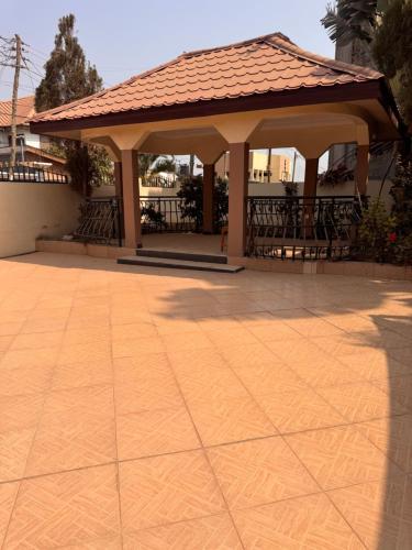 Το κτήριο όπου στεγάζεται  το δωμάτιο σε οικογενειακή κατοικία