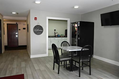 een eetkamer met een tafel en stoelen en een keuken bij Rodeway Inn Hibbing in Hibbing