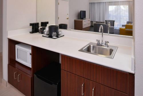 una cucina con lavello e microonde di Country Inn & Suites by Radisson, Brown Deer - Milwaukee North a Brown Deer