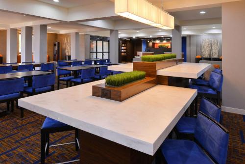 un ristorante con tavoli e sedie blu di Country Inn & Suites by Radisson, Brown Deer - Milwaukee North a Brown Deer