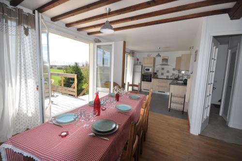 une salle à manger avec une table et un chiffon rouge dans l'établissement Moulin de la Fosse Soucy, à Maisons