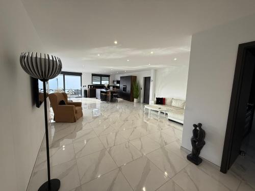 ein großes Wohnzimmer mit Couch und Tisch in der Unterkunft Villa Princesse neuve & grand standing ! in Valmont