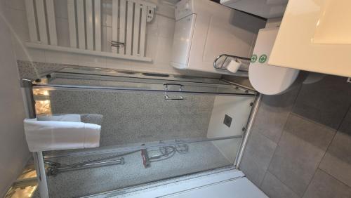 Et badeværelse på Casa Celia by CARDI SUITES