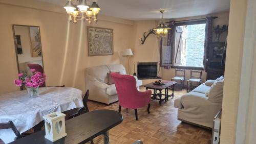 Et opholdsområde på Casa Celia by CARDI SUITES