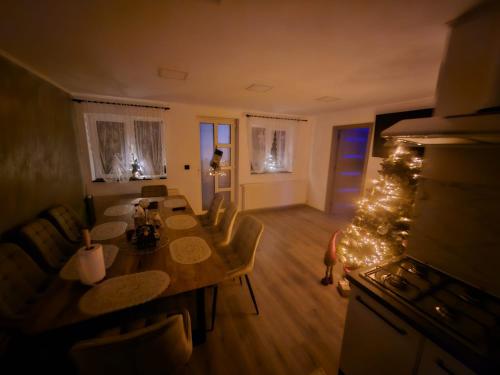 un soggiorno con tavolo e albero di Natale di Casa Valy a Buşag