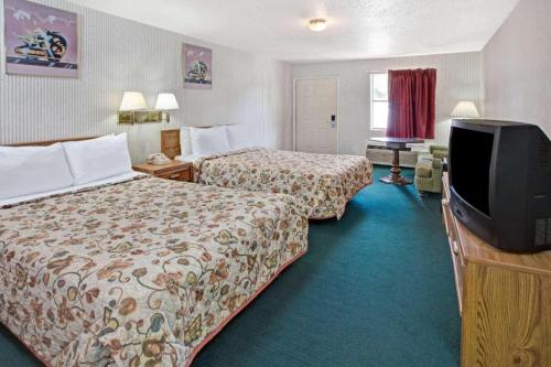 Postel nebo postele na pokoji v ubytování Knights Inn South Houston TX