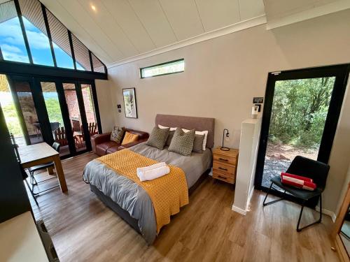 un dormitorio con una cama y un sofá en Spasie 30 Harties, en Hartbeespoort