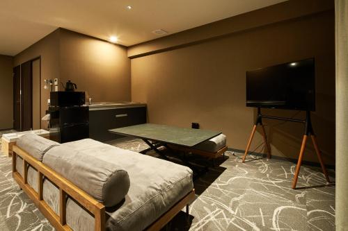 TV a/nebo společenská místnost v ubytování B/C HOTEL NAHA Hotel with Rental Car