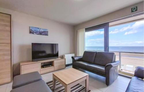 TV/trung tâm giải trí tại 2 Bedroom Amazing Apartment In Oostende