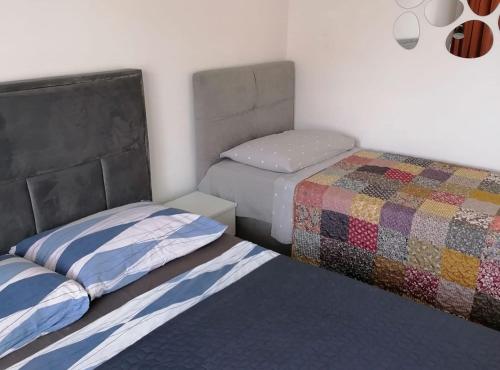 Giường trong phòng chung tại Apartments Filip & Miroslav