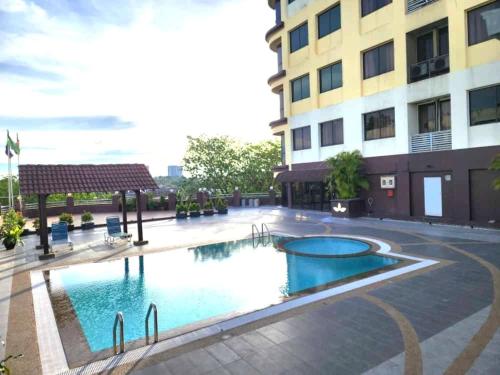 士姑来好运酒店的建筑物中间的一个大型游泳池