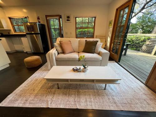 ein Wohnzimmer mit einer Couch und einem Couchtisch in der Unterkunft Topanga Garden Paradise 1BR - in the Heart of PO Tract in Topanga
