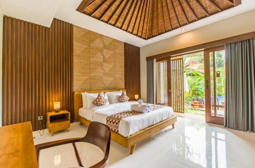 une chambre avec un lit, une table et une chaise dans l'établissement Kesumasari Living, à anur