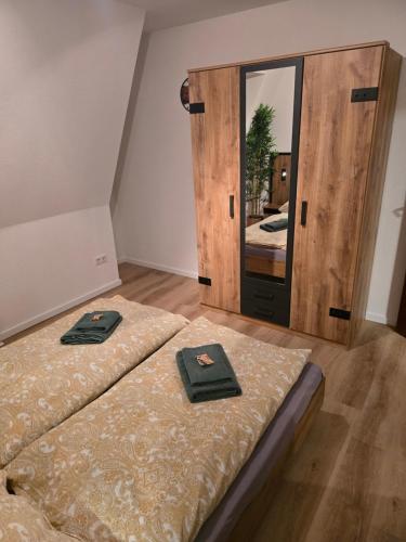 zwei Betten in einem Zimmer mit einem Spiegel in der Unterkunft WohnTraum Im Grünen in Dresden