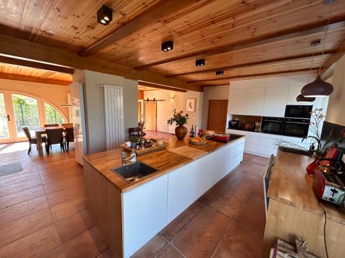 eine Küche mit Holzdecke und Arbeitsplatte in der Unterkunft Private secluded villa for 20 guests on large private estate - Cairo Montenotte - Tenniscourt - Savone in Cairo Montenotte