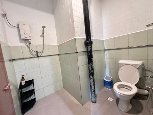 ein kleines Bad mit WC in einem Zimmer in der Unterkunft Mac Inn 94 in George Town