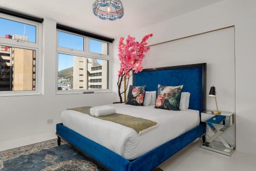En eller flere senge i et værelse på Luxury Penthouse with Mountain Views