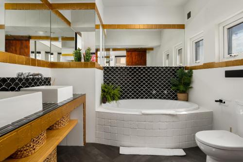 Et badeværelse på Luxury Penthouse with Mountain Views