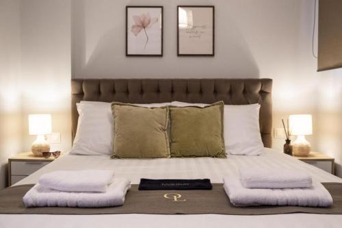 een bed met twee handdoeken erop bij Ionian Sea View Luxury Apartments in Nikiana