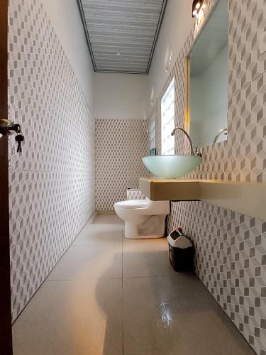 Et badeværelse på Nyoman Guest House