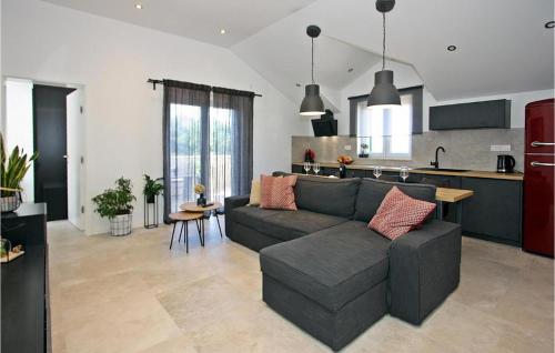 Nhà bếp/bếp nhỏ tại Cozy Apartment In Supetar With Wifi