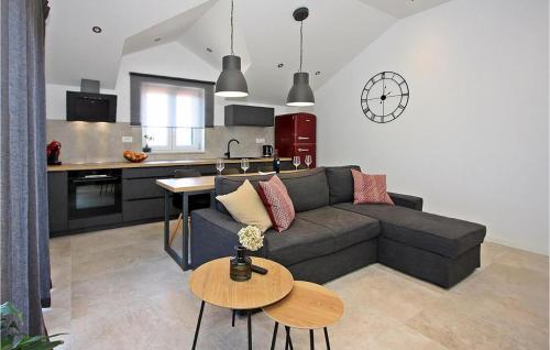 Nhà bếp/bếp nhỏ tại Cozy Apartment In Supetar With Wifi