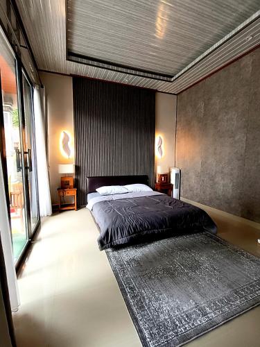 En eller flere senge i et værelse på Nyoman Guest House