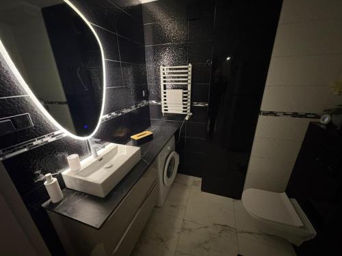 Et badeværelse på Apartament Black-White