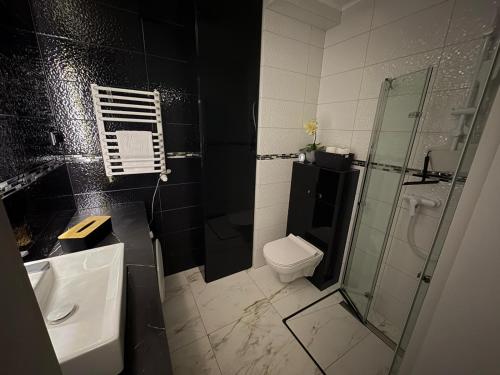 Et badeværelse på Apartament Black-White
