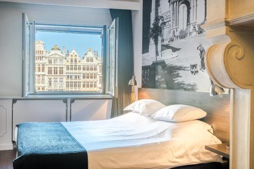 Llit o llits en una habitació de Résidence-Hotel Le Quinze Grand Place Brussels