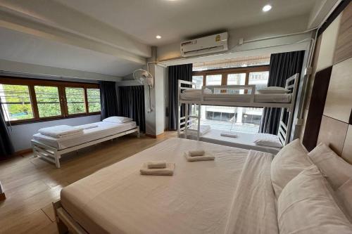 ein Zimmer mit zwei Etagenbetten in der Unterkunft Pratunam Family House in Ban Nong Chaeng