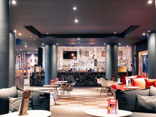 a restaurant with tables and chairs and a bar at ibis Portsmouth in Portsmouth