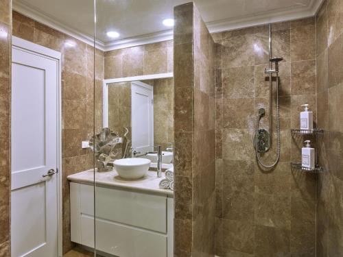 un bagno con lavandino e doccia di KingsGate 1 - by ZenBreak a Saint Peter