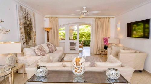 un soggiorno con un divano e un tavolo di Sugar Breeze B106 - by ZenBreak a Saint James