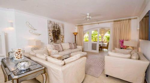 un soggiorno con due divani bianchi e un tavolo di Sugar Breeze B106 - by ZenBreak a Saint James