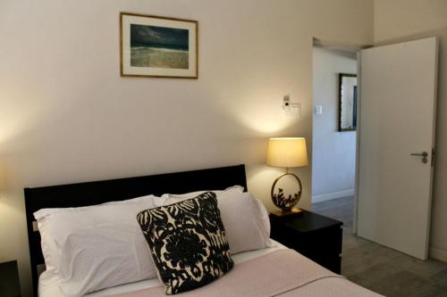 Llit o llits en una habitació de Zinnia 7 - by ZenBreak