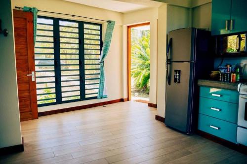 una cucina con frigorifero e una porta che dà sul cortile di ZenBreak The View Studio a Gros Islet