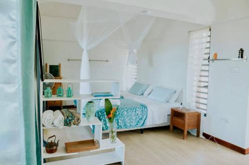 una camera da letto bianca con un letto e uno specchio di ZenBreak The View Studio a Gros Islet
