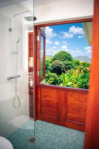 un bagno con doccia con una grande finestra di ZenBreak The View Studio a Gros Islet