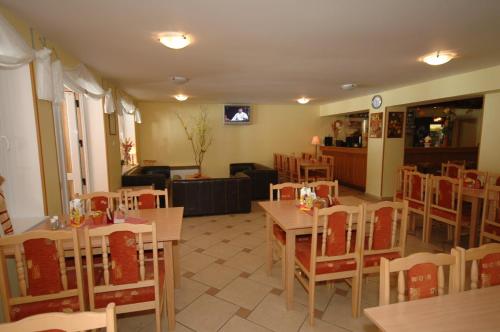 un ristorante con tavoli e sedie in una stanza di Apartment Spiezovec 42 Donovaly a Donovaly