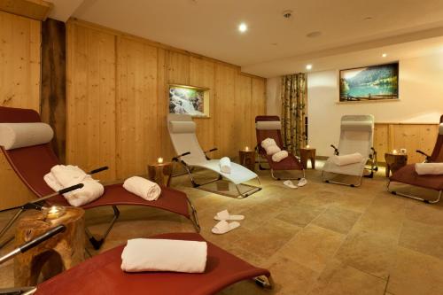 a room with a bunch of chairs and towels at Hotel Montfort in Sankt Anton am Arlberg