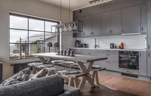 Køkken eller tekøkken på Cozy Apartment In Sysslebäck With Sauna