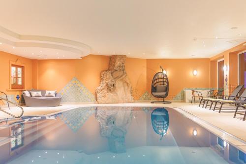 בריכת השחייה שנמצאת ב-Hotel Styrolerhof או באזור