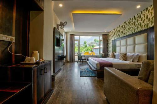 Giường trong phòng chung tại Kamal Residency by Memory Stays