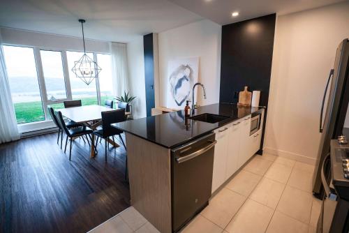 Η κουζίνα ή μικρή κουζίνα στο Bright Condo with Pool and Stunning View