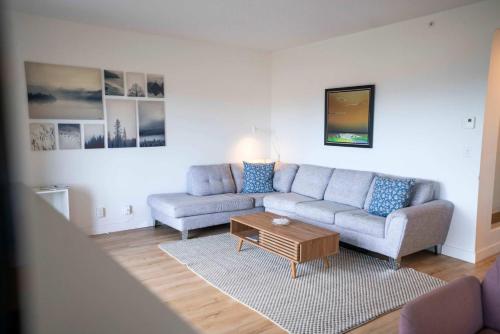 Posezení v ubytování Luxury Condo with Stunning View and Pool