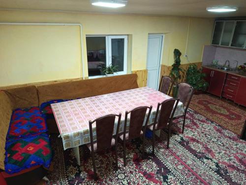einen Esstisch und Stühle in einem Zimmer in der Unterkunft Гостевой дом Куттуу Кол in Kichi-Jargylchak
