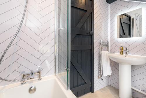 Et badeværelse på Hannafore Cottage 2 bedroom with Hot Tub