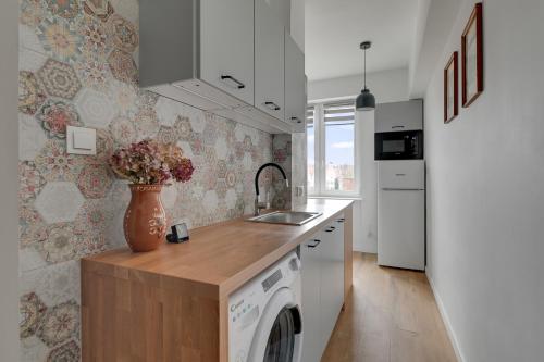 Kuchyň nebo kuchyňský kout v ubytování Staromiejskie Retro Apartment by Downtown Apartments